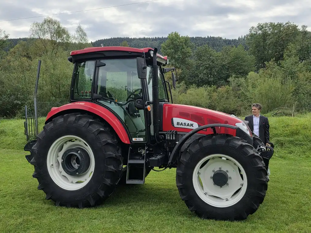 Gmina Kamionka Wielka inwestuje w bezpieczeństwo i sprawność.Nowy traktor w akcji