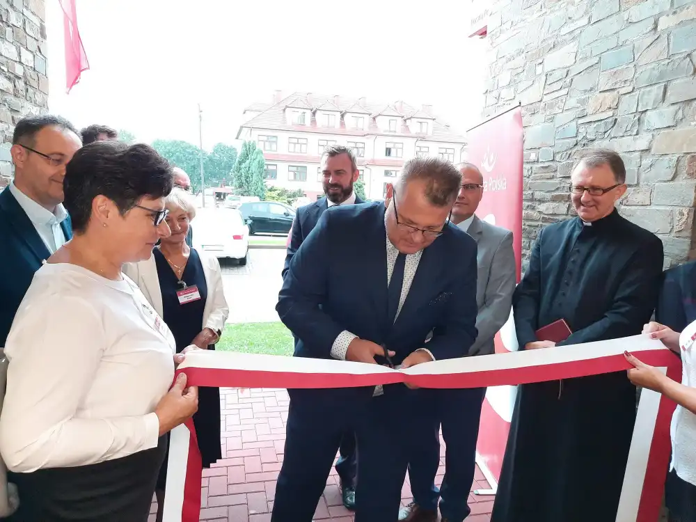 W budynku Centrum Kultury i Promocji Gminy w Łososinie Dolnej otwarto nowoczesną placówkę pocztową