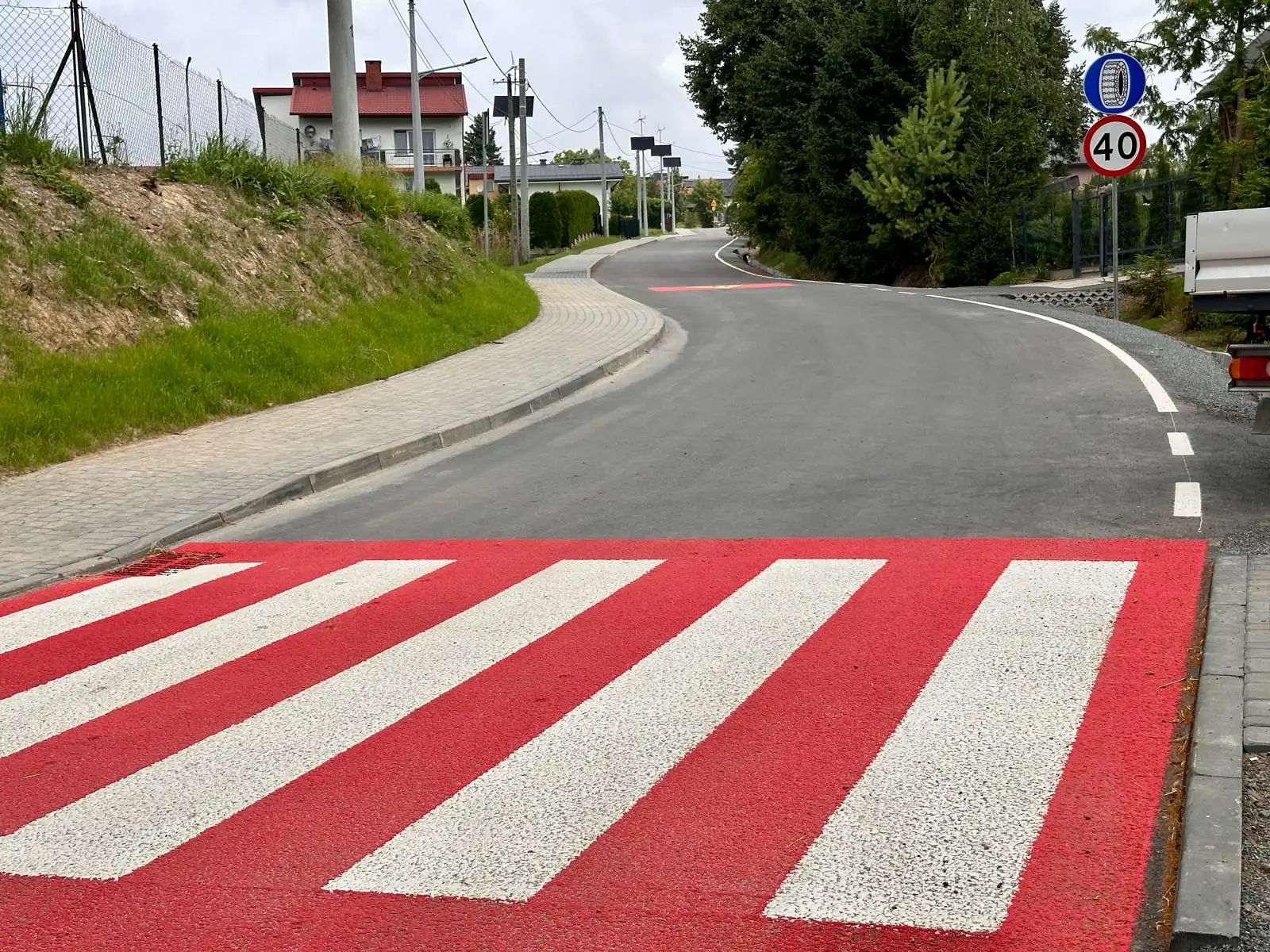 Przebudowa Drogi w Łęce: Nowy Odcinek dla Mieszkańców