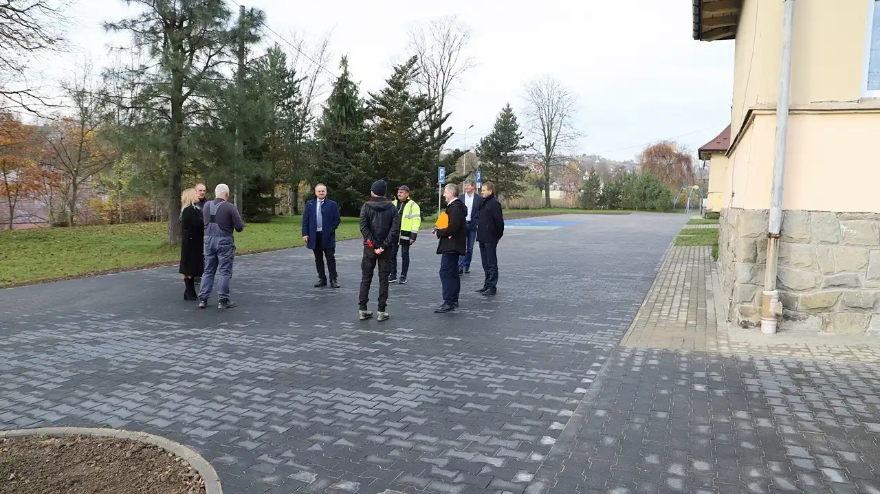 Parking przy szkole w Pisarzowej oddany do użytku mieszkańcom