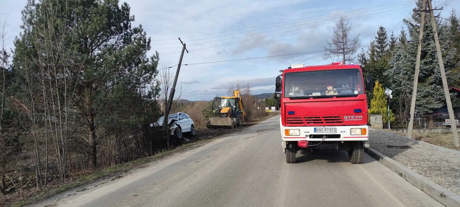 Wypadek w Królowej Górnej: samochód osobowy wypadł z drogi i uderzył w słupa
