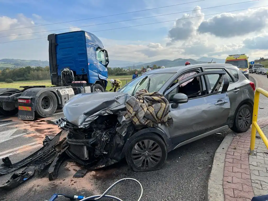 Poważny wypadek na dk 28 w Ptaszkowej. 3 osoby zabrane do szpitala