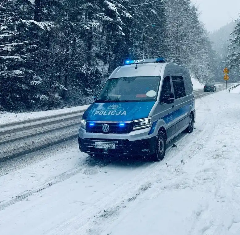 Zima na drogach powiatu limanowskiego. Wypadki, kolizje i niebezpieczne warunki