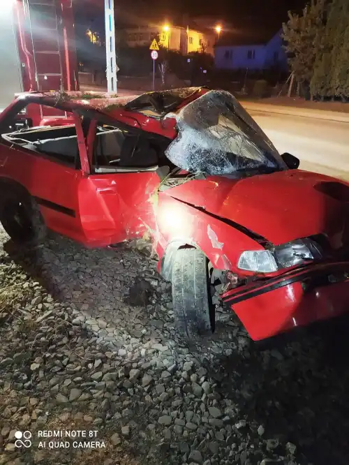 W Piątkowej osobówka wypadła z drogi i uderzyła w ogrodzenie