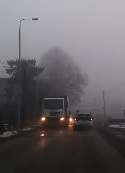Mgła na drodze: kiedy widoczność spada do zera, zachowaj ostrożność