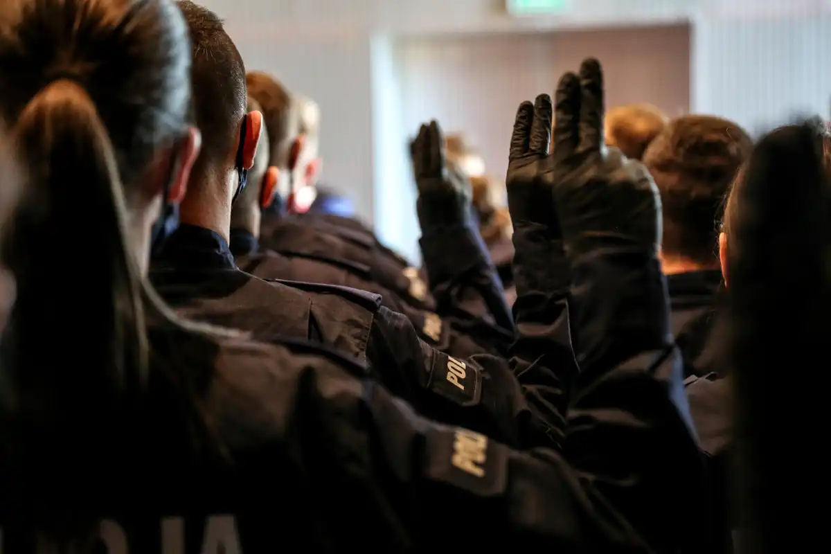 Szeregi małopolskiej Policji zasiliło 49 nowych funkcjonariuszy. Jeden z nich będzie pełnił służbę w Nowym Sączu
