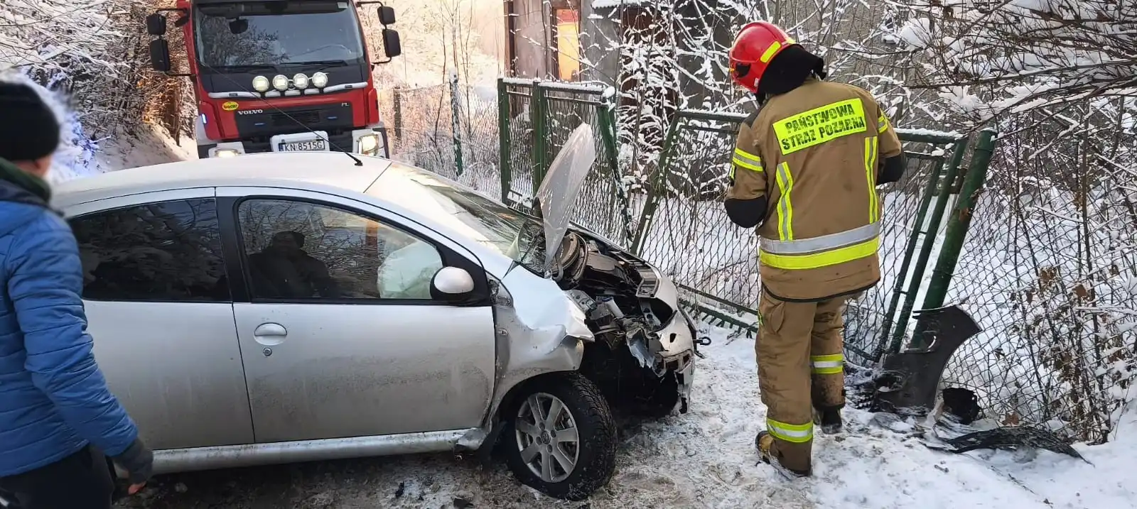 Myślec: samochód osobowy uderzył w ogrodzenie