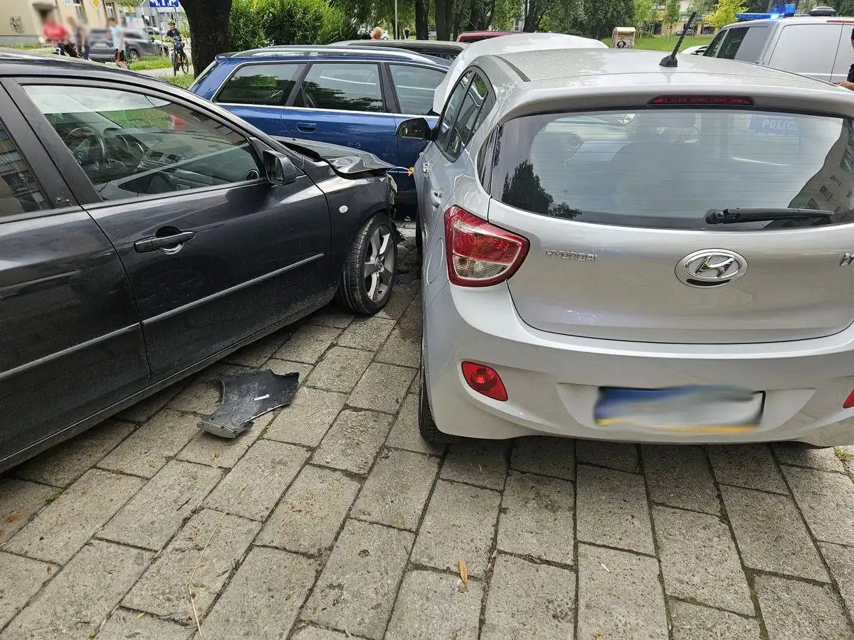 Osobowy Hyundai uderzył w zaparkowane pojazdy na osiedlowym parkingu
