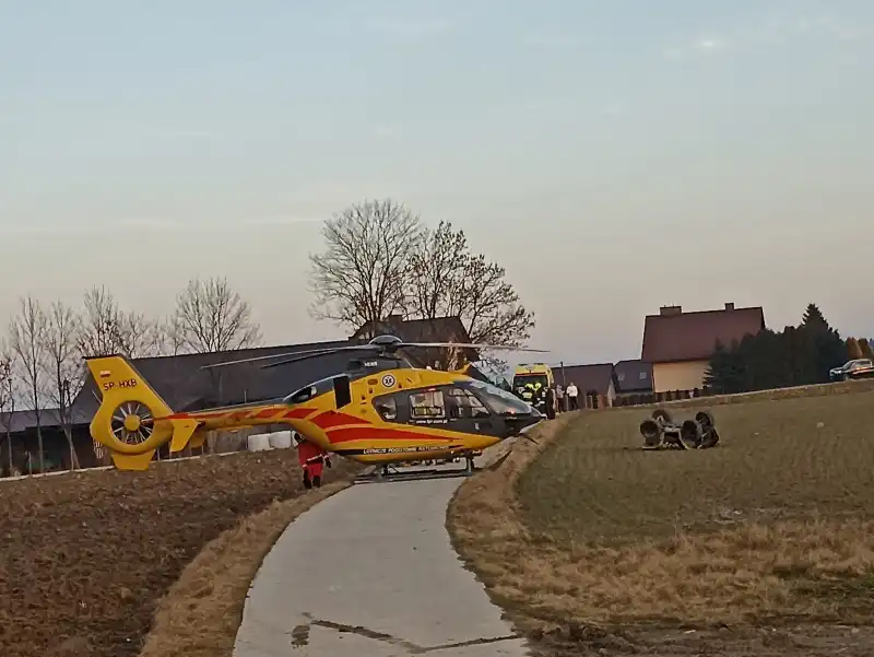 Wypadek w Korzennej. Na miejsce wezwano śmigłowiec LPR