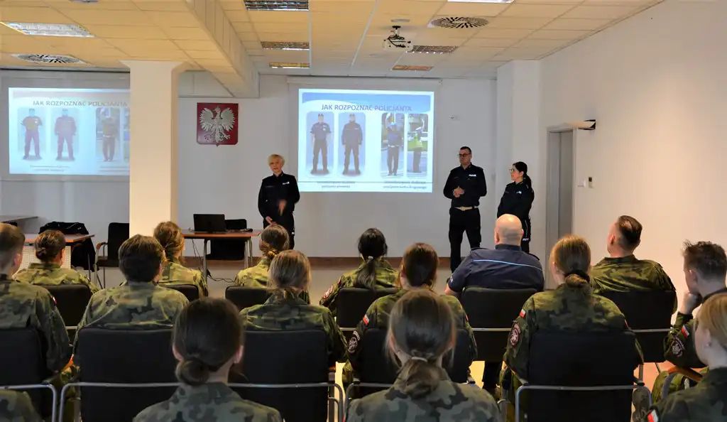 Młodzi "Mundurowi" ze szkoły Sybiraków z wizytą w sądeckiej komendzie