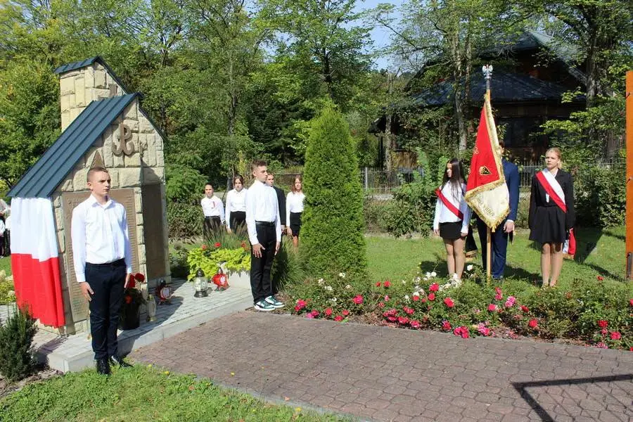 Święto patrona szkoły w Łomnicy-Zdroju. Uczczono żołnierzy Armii Krajowej