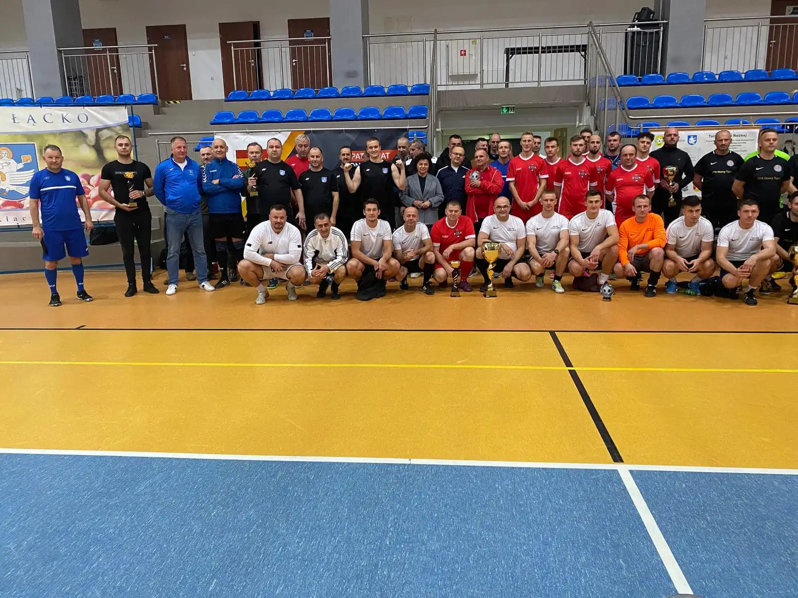 Strażacy z Nowego Sącza niepokonani! Triumf w Turnieju Służb Mundurowych w Łącku