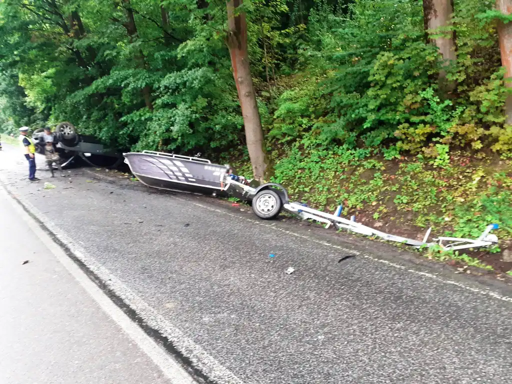 Zderzenie osobówki z ciężarówką w Lipiu. Jeden z pojazdów wylądował na dachu w przydrożnym rowie