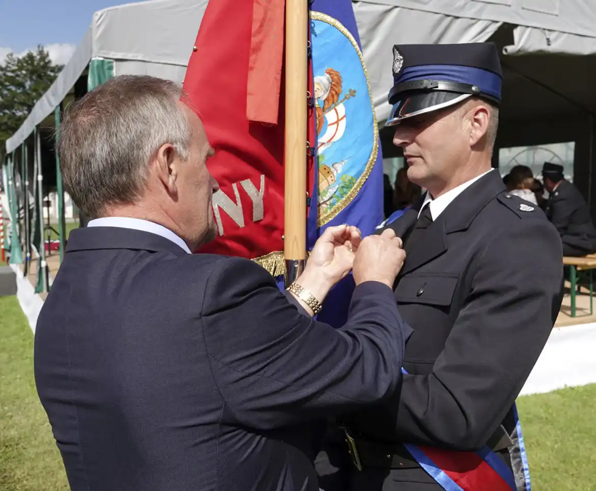 Strażacy z OSP w Muszynce świętowali 100-lecie założenia swojej jednostki. Podczas uroczystości otrzymali nowy sztandar