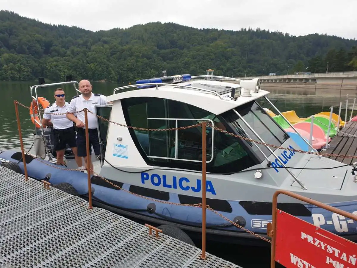 Szkwał na Jeziorze Rożnowskim wywrócił żaglówki. Policjanci przeprowadzili skuteczną akcję ratunkową