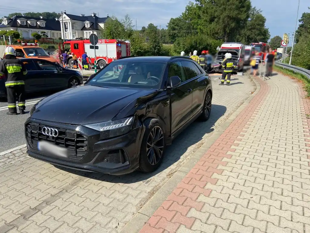 Wypadek we Frycowej. Zderzyły się dwie osobówki i karetka