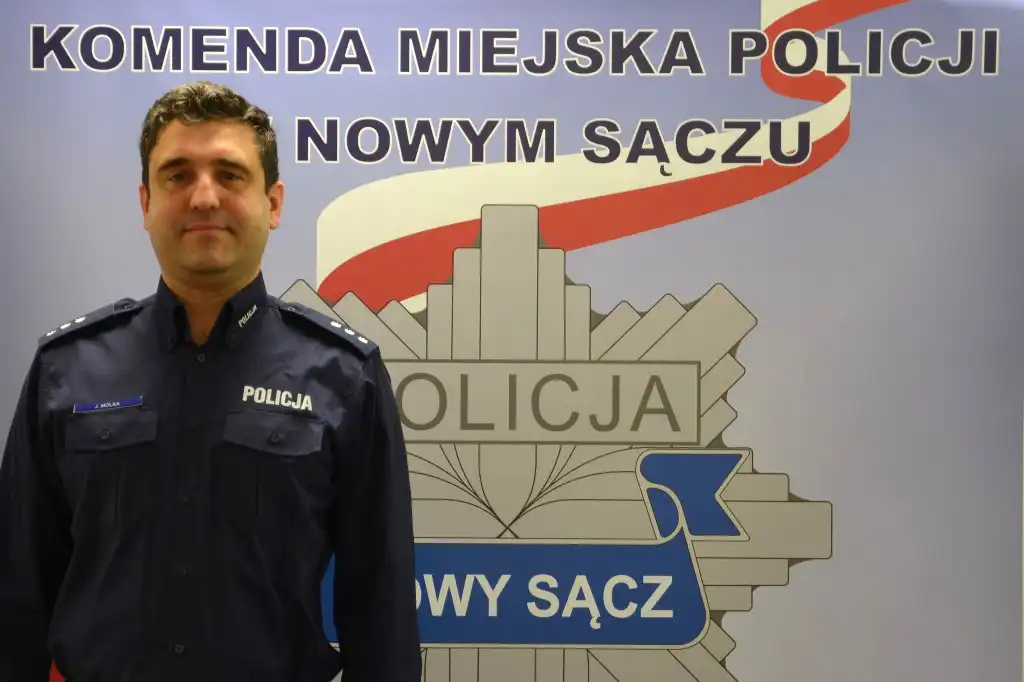 Sądecki policjant i dwójka klientów ratowała życie mężczyzny w galerii handlowej