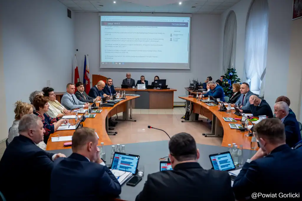 Budżet Powiatu Gorlickiego na 2026 rok przyjęty. Drogowe inwestycje w centrum uwagi