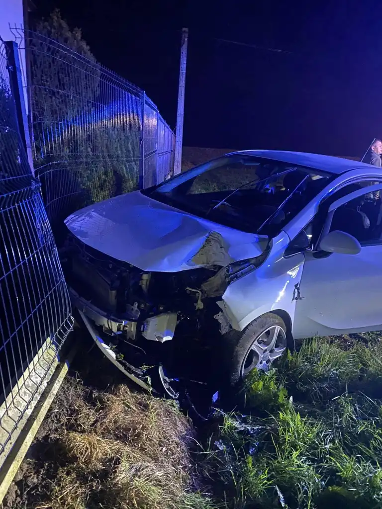 Wypadek w Łososinie Dolnej. Opel Corsa uderza w ogrodzenie