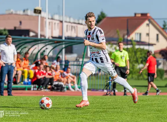 Ważny ruch kadrowy Sandecji. Doświadczony pomocnik przedłuża pobyt w klubie