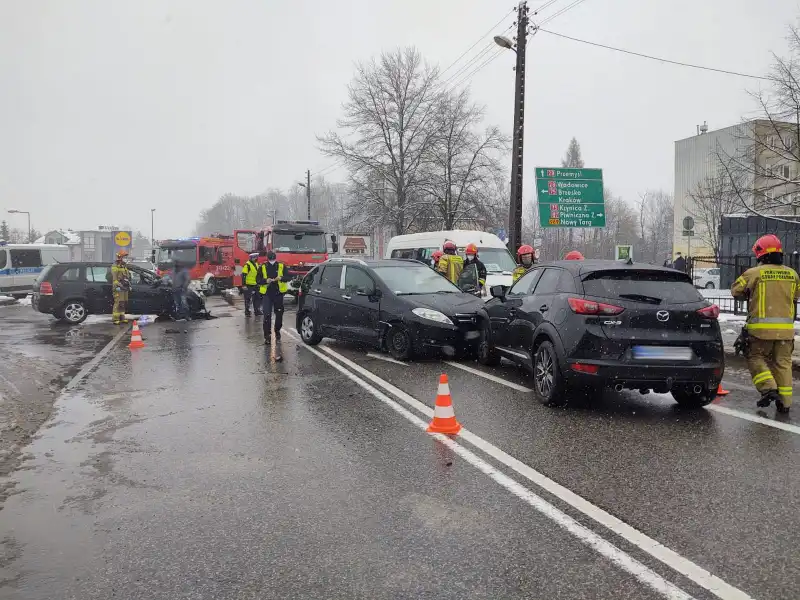 Nowy Sącz: Kraksa na ul. Lwowskiej. Jedna osoba trafiła do szpitala