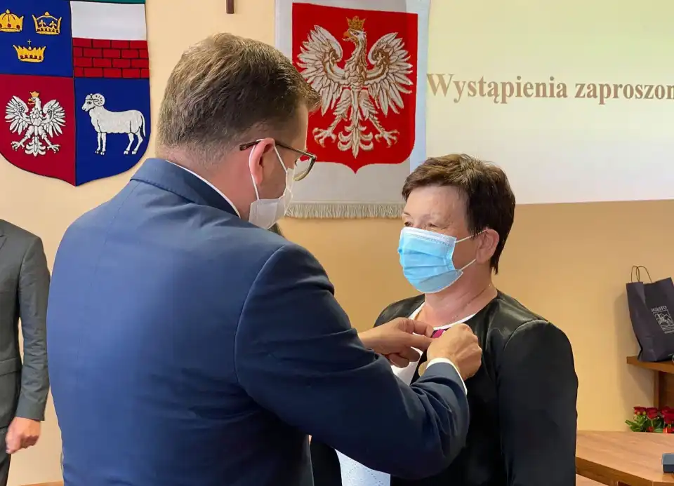XXXVIII sesja Rady Miejskiej w Mszanie Dolnej. Wojewoda Małopolski wręczył odznaczenie państwowe przyznane przez Prezydenta RP