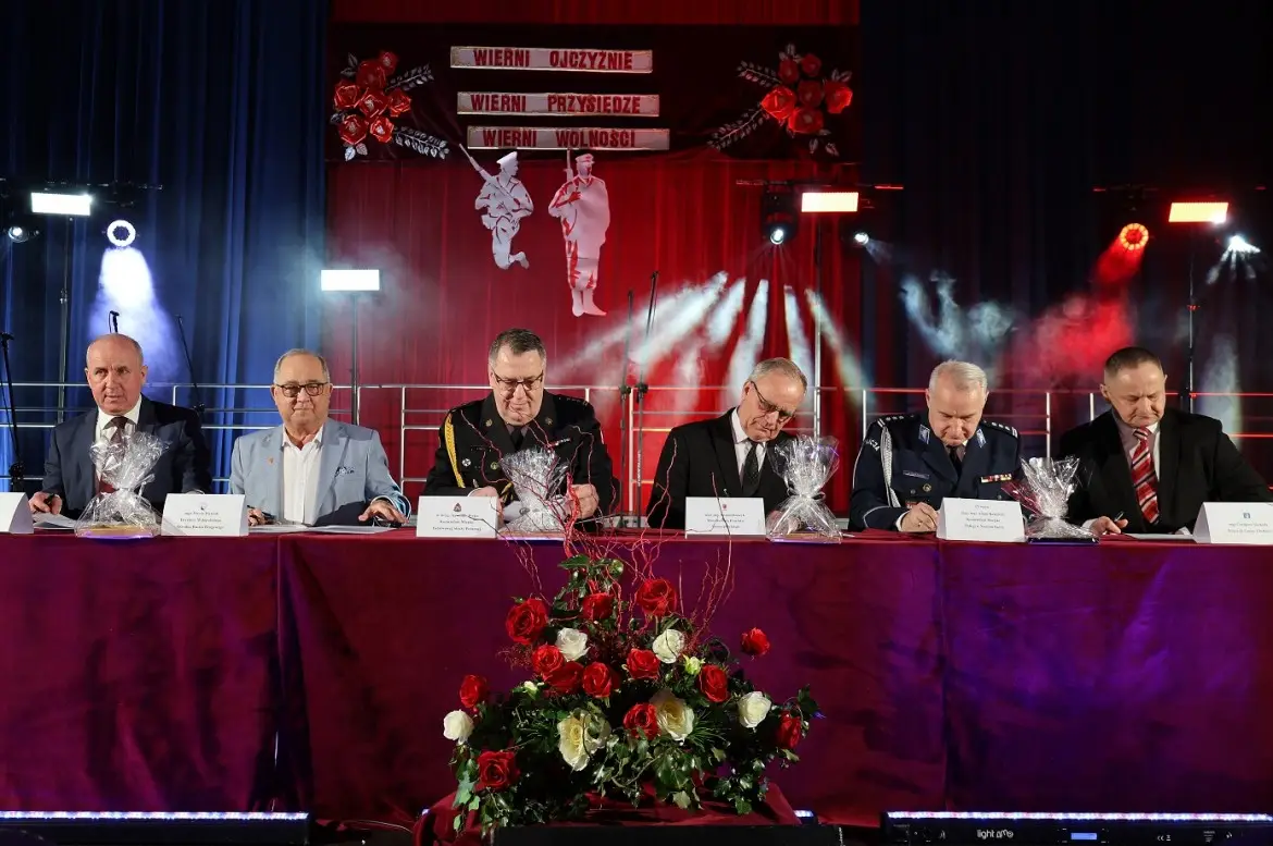 Szkoła Podstawowa w Świniarsku podpisała list intencyjny o współpracy z lokalnymi służbami