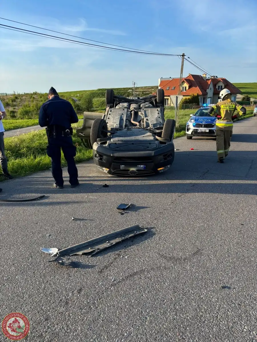 Wypadek w Mogilnie. Dwa auta rozbite, jeden z pojazdów dachował