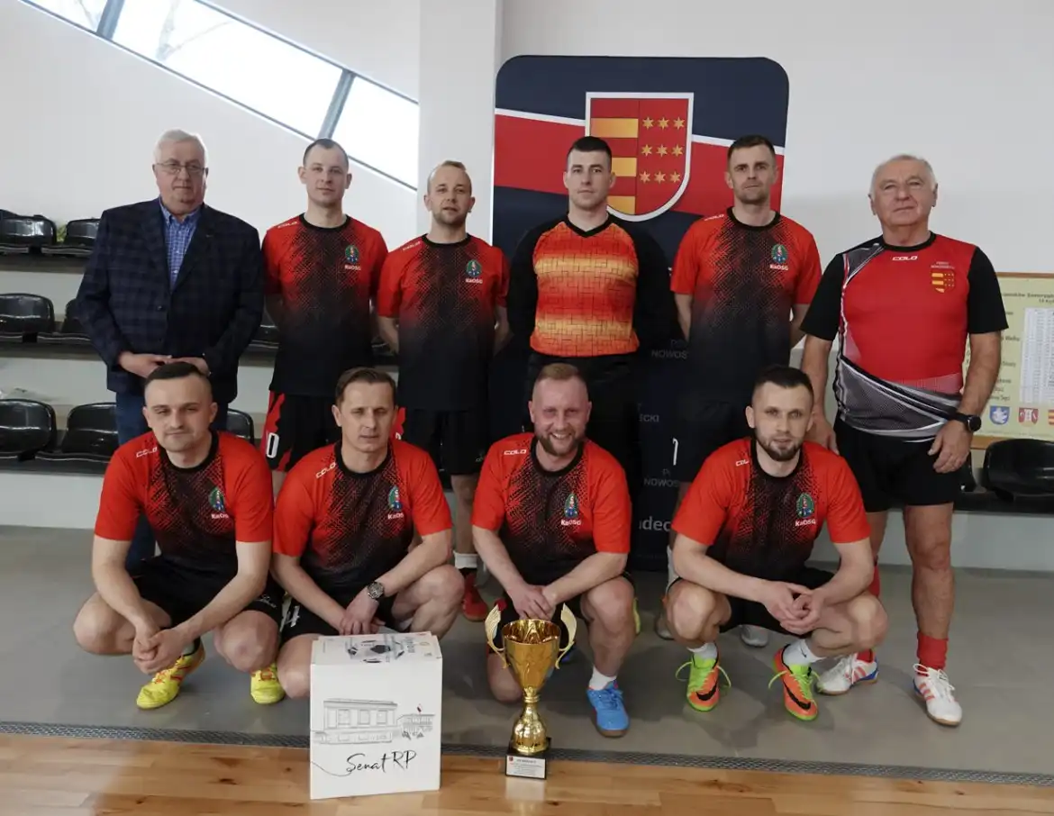 Halowy turniej piki nożnej służb mundurowych i samorządowych. Drużyna z Kamionki Wielkiej z pucharem