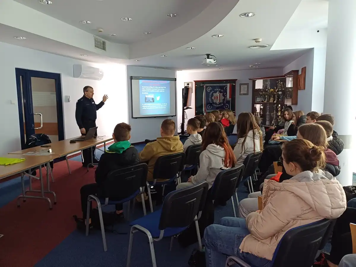 Młodzież z gminy Biecz na tropie pracy policjantów. Wizyty w Komendzie Powiatowej Policji