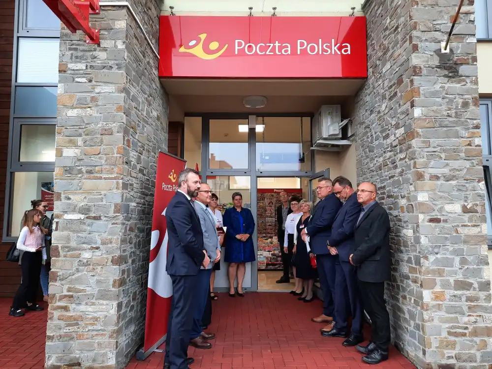 W budynku Centrum Kultury i Promocji Gminy w Łososinie Dolnej otwarto nowoczesną placówkę pocztową
