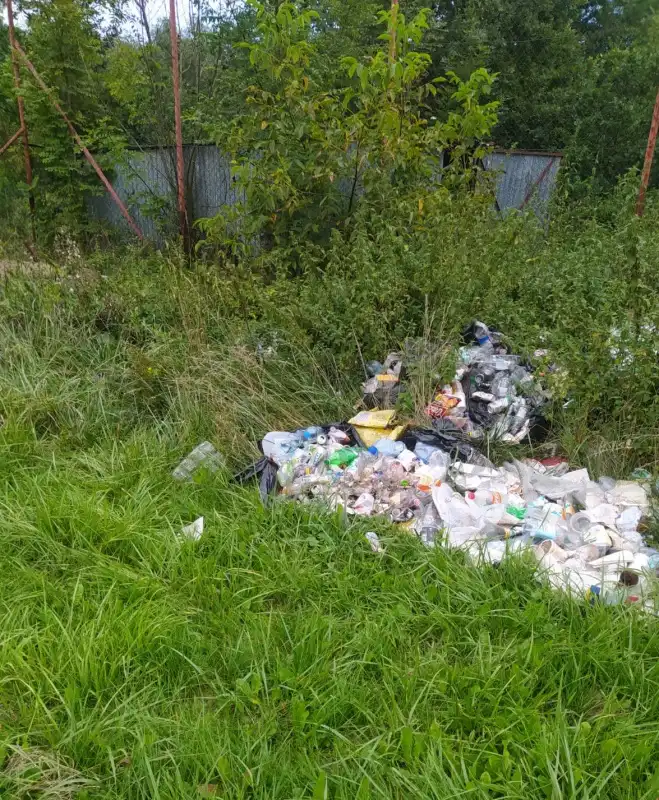 Gmina Korzenna: Dzikie wysypisko przy stadionie. Policja szuka sprawców