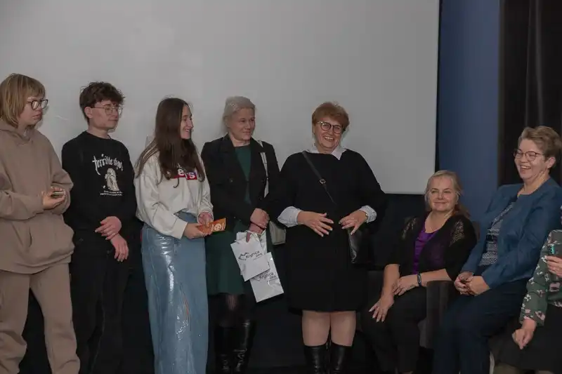 Kultura łączy pokolenia. Wernisaż seniorów i młodzieży w Krynicy-Zdroju