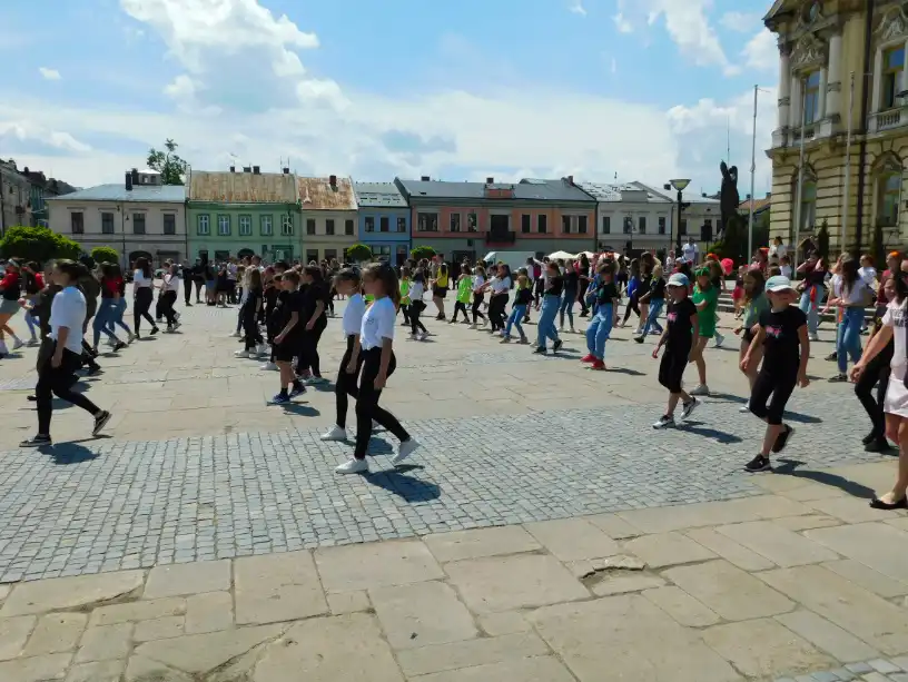 Jerusalema Dance Challenge przed sądeckim ratuszem