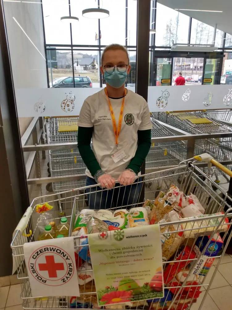 Młodzież z ZS w Łącku zbiera żywność dla potrzebujących