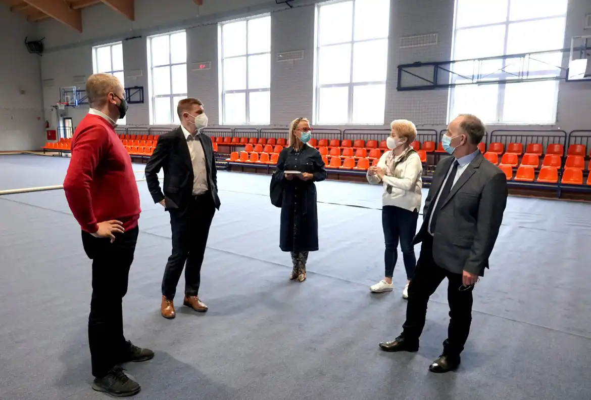 W hali sportowej przy LO w Starym Sączu trwa przygotowywanie punktu szczepień