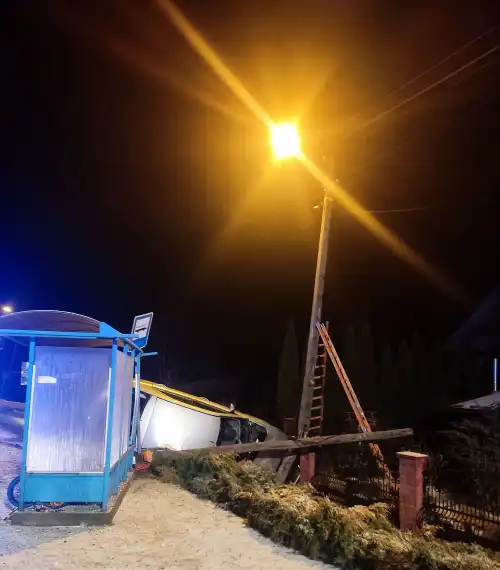 Wypadek na DW981 w Stróżach. Strażacy ewakuowali kierowcę z uszkodzonego pojazdu