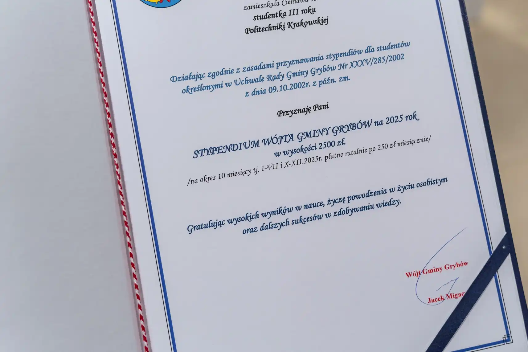 Stypendia dla najzdolniejszych. Wójt Gminy Grybów nagrodził najlepszych studentów