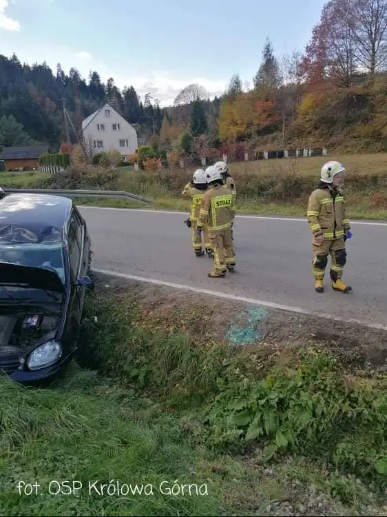 Królowa Górna: dwa samochody wypadły z drogi