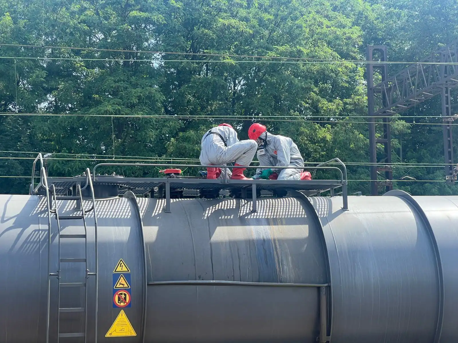 Stróże: Z cysterny kolejowej ulatniały się pary kwasu solnego. Interweniowali strażacy