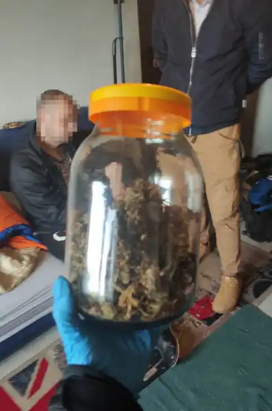 Gorlice: poszukiwany do odbycia kary więzienia zatrzymany z narkotykami