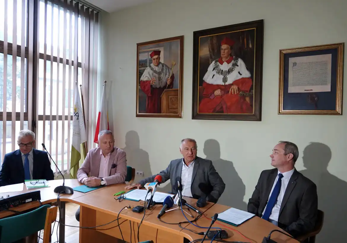 Starostwo Powiatowe w Nowym Sączu, PWSZ i Urząd Miasta Nowego Sącza wspólnie zorganizują konferencje. Jaką?
