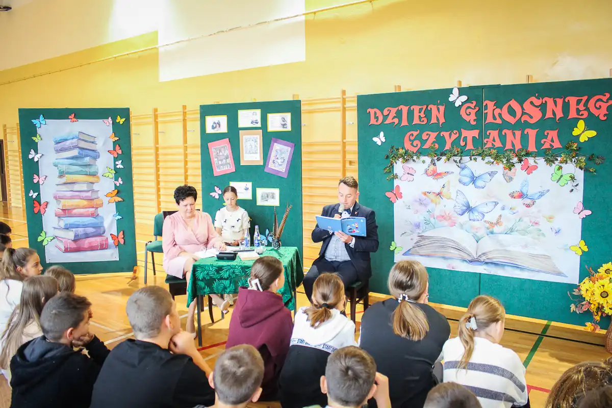 Burmistrz i samorządowcy czytają dzieciom. Święto literatury w Bobowej