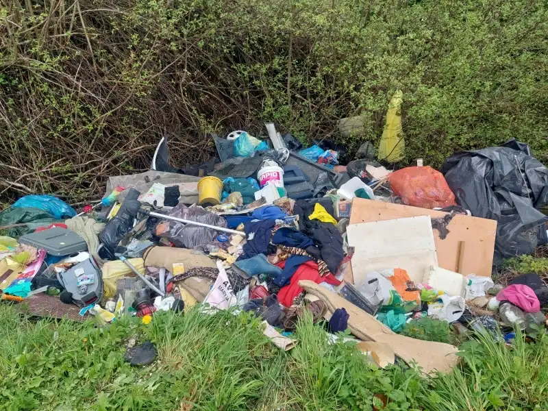 Dzikie wysypisko śmieci w Łyczanej