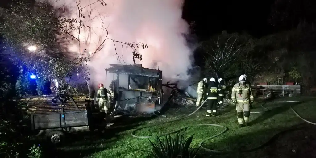 W Miliku spłonął drewniany garaż. Zagrożony rozprzestrzenieniem się ognia był dom