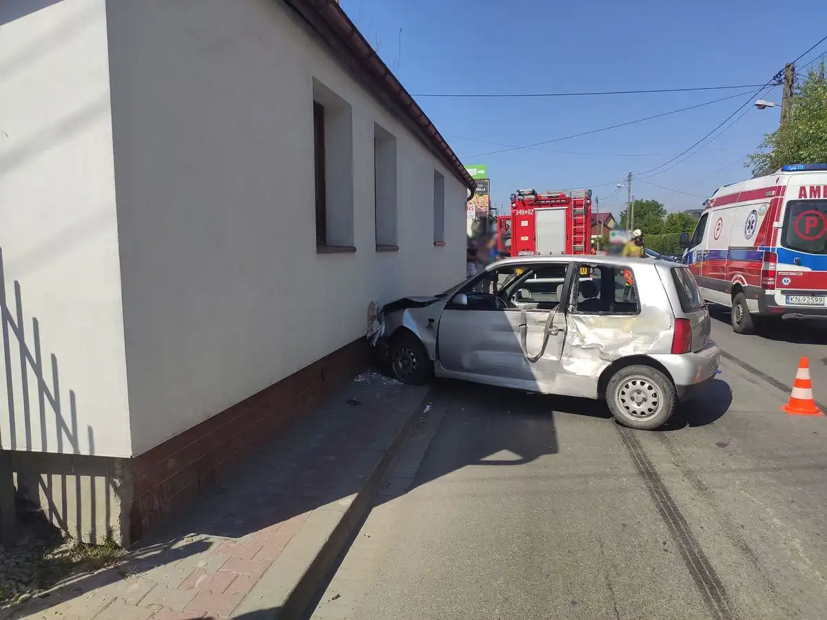 Kraksa w Starym Sączu. Jeden z pojazdów uderzył w przydrożny budynek mieszkalny