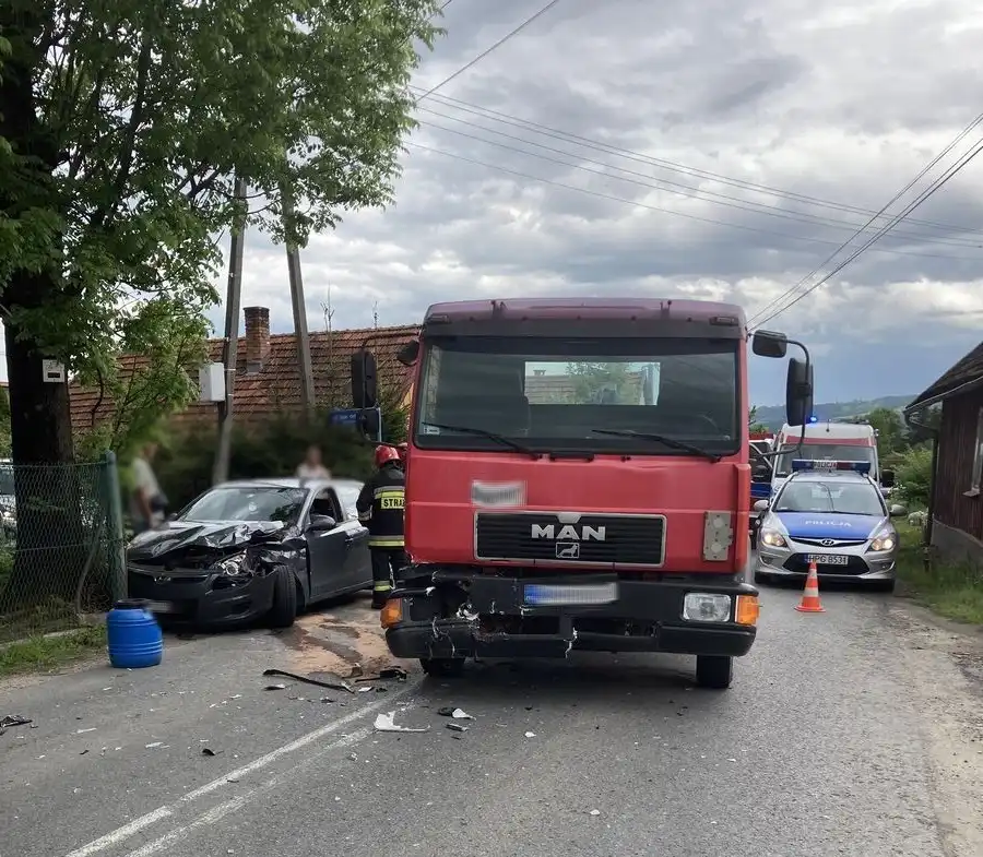 Wypadek w Nowym Sączu. Zderzenie ciężarówki z osobówką. Dwie osoby w szpitalu