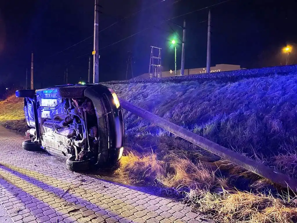 Nowy Sącz: Pojazd osobowy wypadł z drogi i złamał betonową latarnie. Kierowcy nie było na miejscu zdarzenia