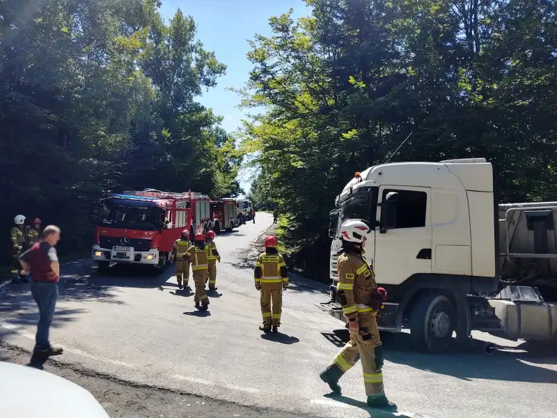 Bartkowa-Posadowa: ciężarówka tarasowała drogę na stromym wzniesieniu