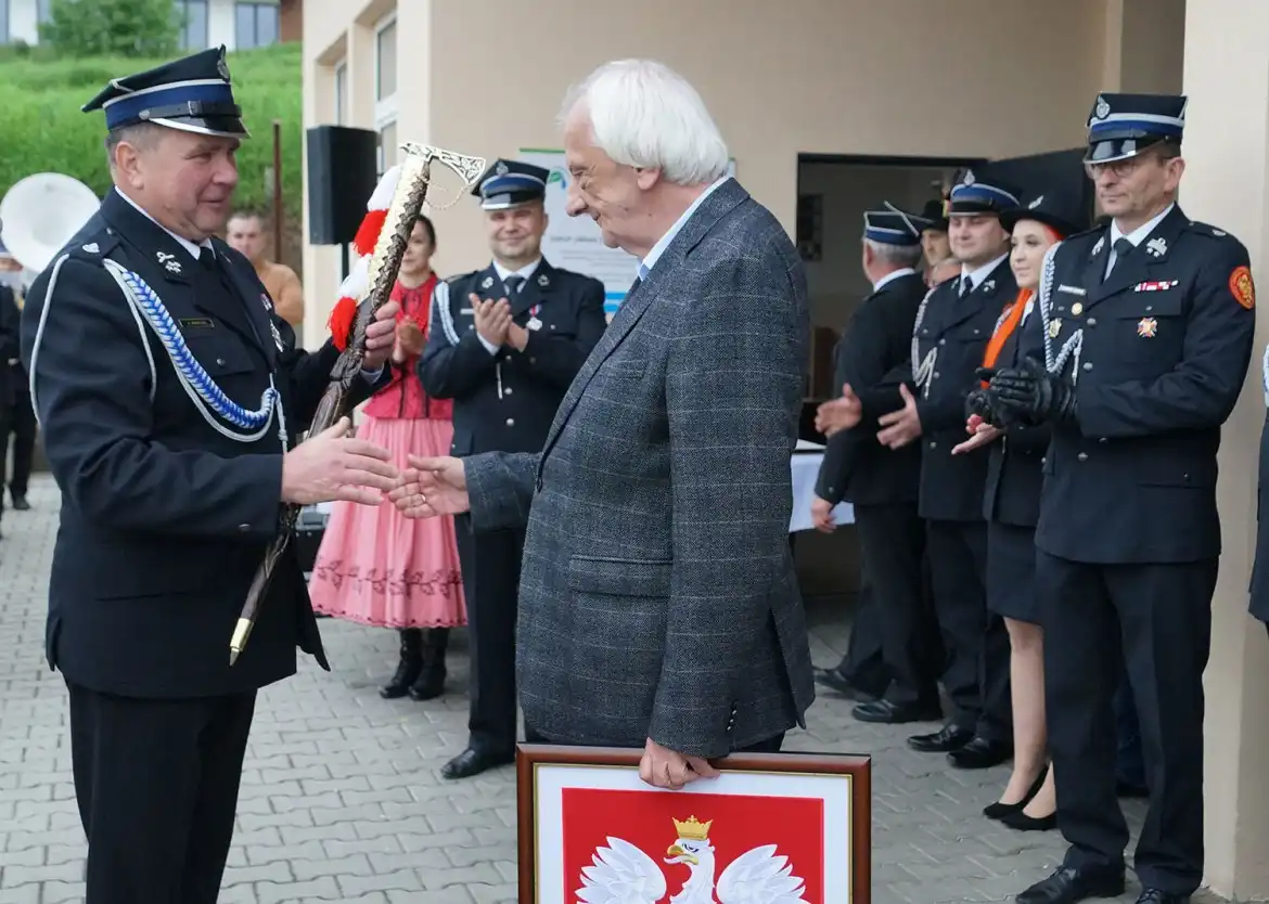 OSP Niskowa ma nowy samochód ratowniczo-gaśniczy. Strażacy otrzymali również promesę na zakup sprzętu
